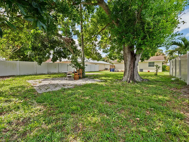 6894 3rd St — Photo 33