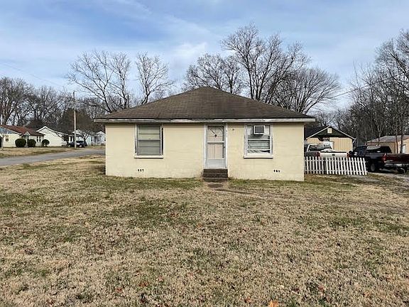3rd image of 625 Eastview Dr