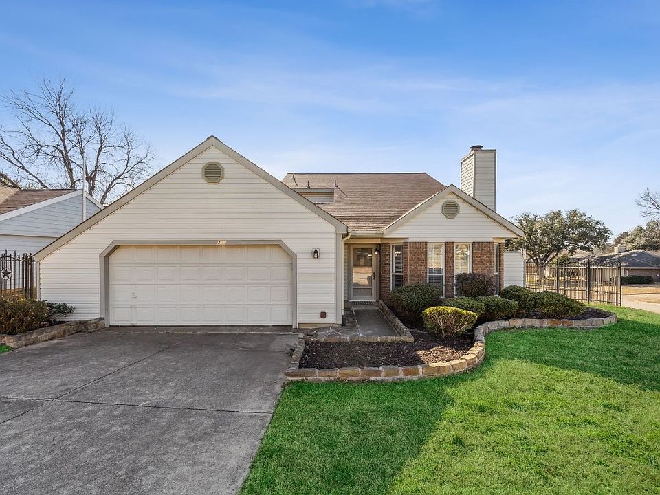 1st image of 300 Rosemary Ln