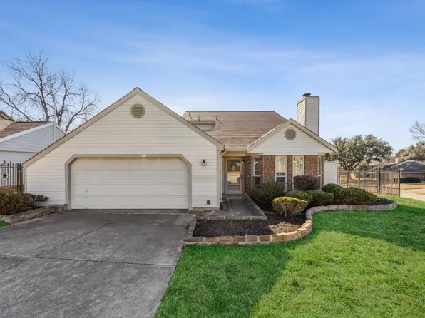 300 Rosemary Ln, Euless, TX 76039