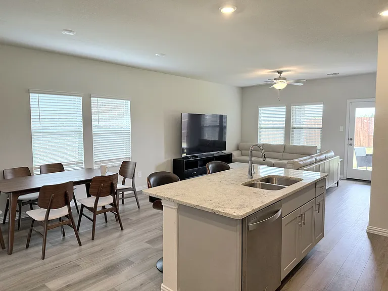 212 Travine Dr — Photo 6