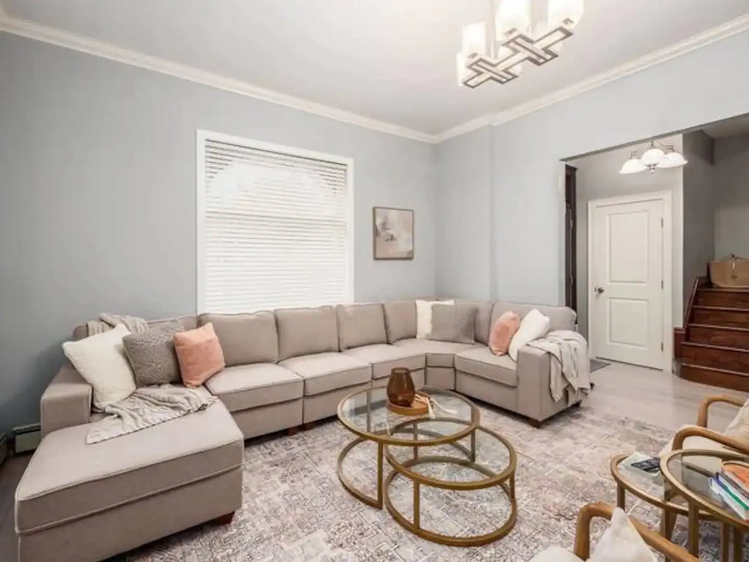 6 bed, 2.0 bath, 3498 sqft, $6,872 — Photo 4