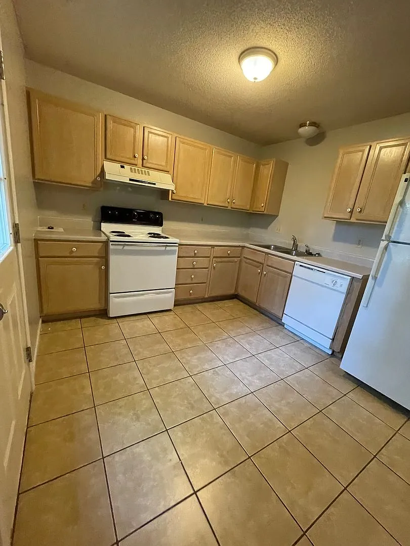 2213-2215 Live Oak Ln. — Photo 4