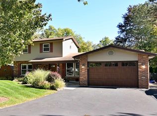 111 Brookside Ct, Libertyville, IL 60048