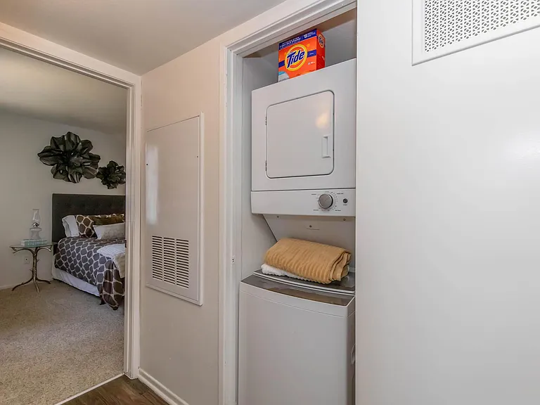 Cambridge Village Apartments — Photo 34