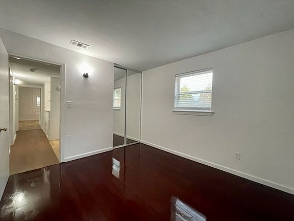 5th image of 35 Laurie Dr NE
