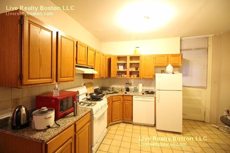 2nd image of 64 Gordon St