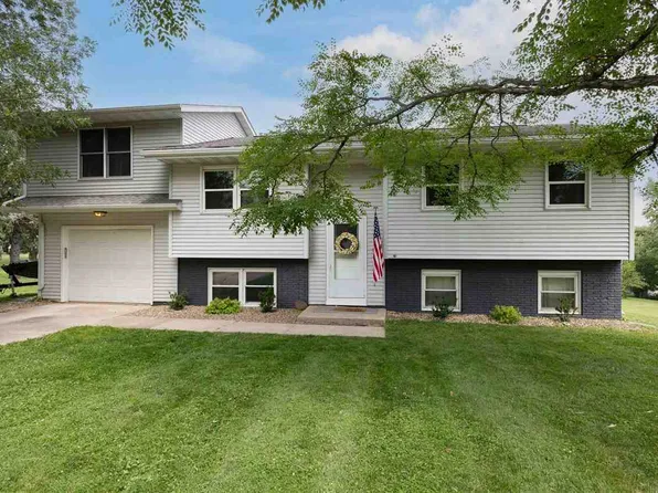 3272 Coral Ave NE, Solon, IA 52333