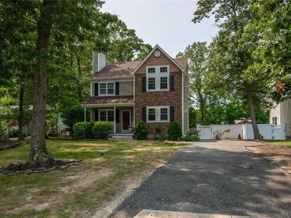 22 Hunter Avenue, Miller Place, NY 11764