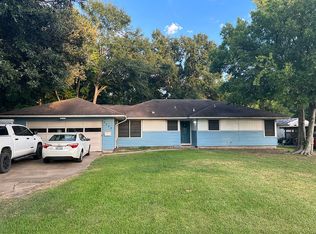 5998 Smith St, Groves, TX 77619