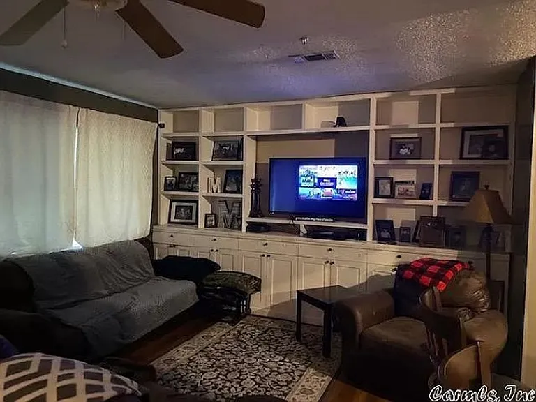 203 Lynn Ln — Photo 2