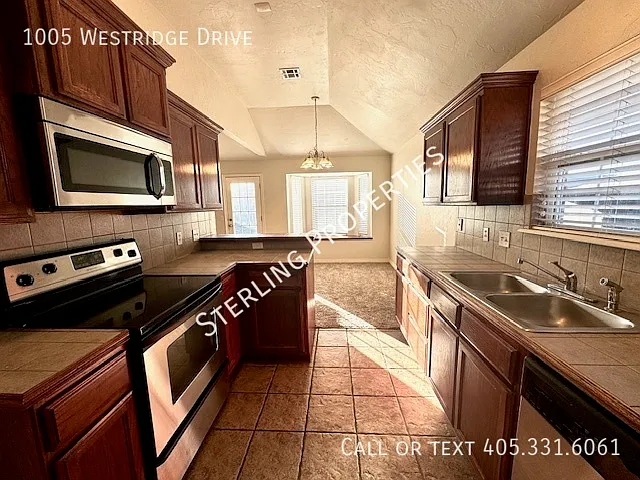 1005 Westridge Dr — Photo 10