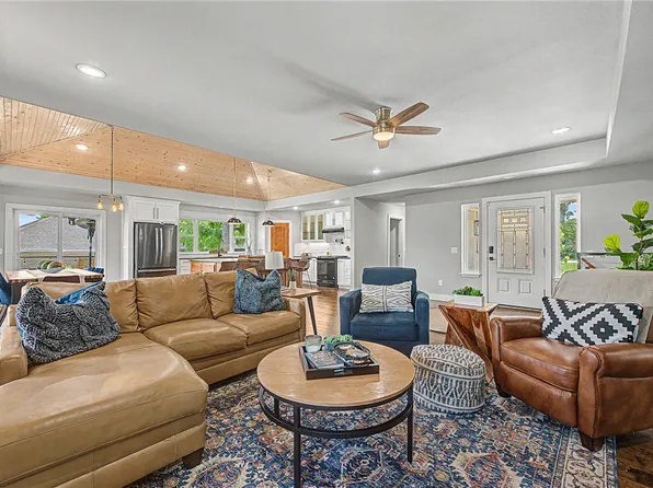 1325 Quail Run Cir, Bentonville, AR 72712