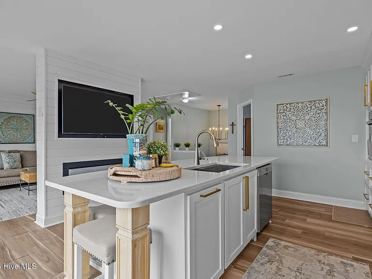 201 W Glenn St — Photo 14