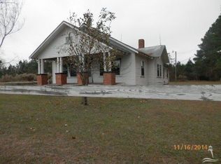559 Carver Moore Rd, Lake Waccamaw, NC 28450