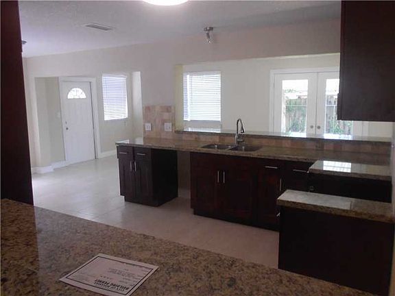 5th image of 8821 S Bermuda Dr