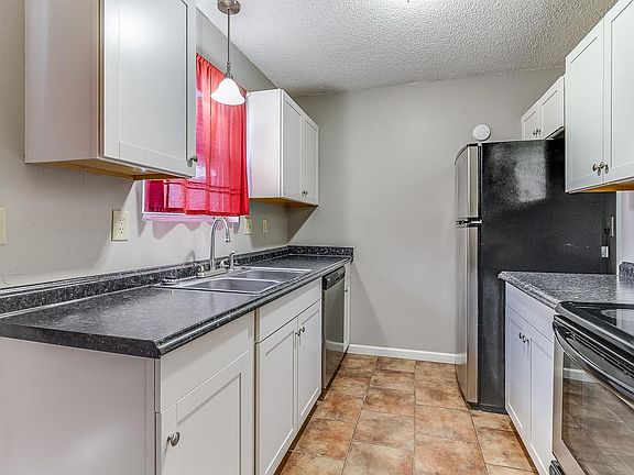 5th image of 34 Phlox Dr