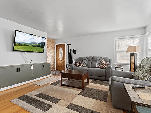 3rd image of 1539 7th Ave NE