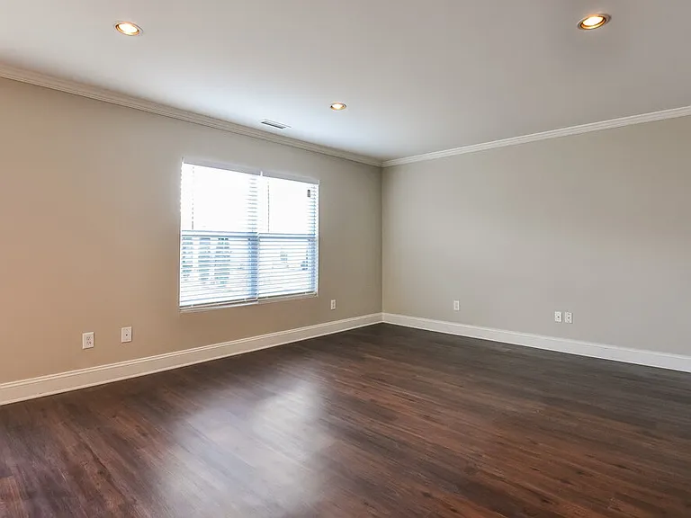 535 Kerriann Ln — Photo 2