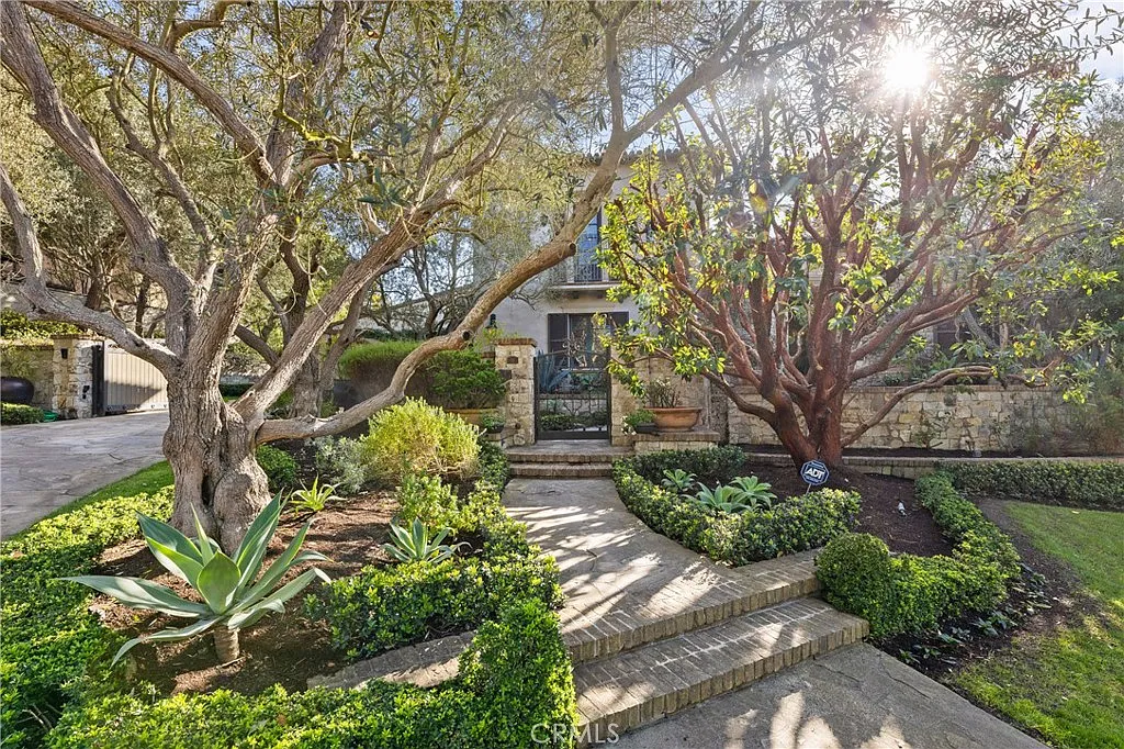 6 bed, 6.5 bath, 7921 sqft, $65,000 — Photo 2
