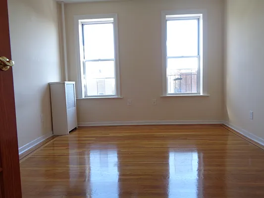 Rented by Zikos Realty Services | media 15