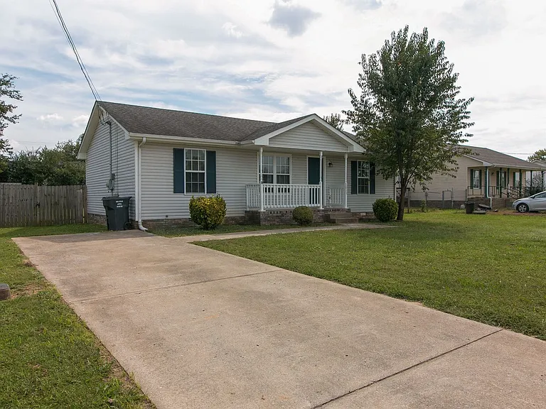 1013 Bush Ave — Photo 2