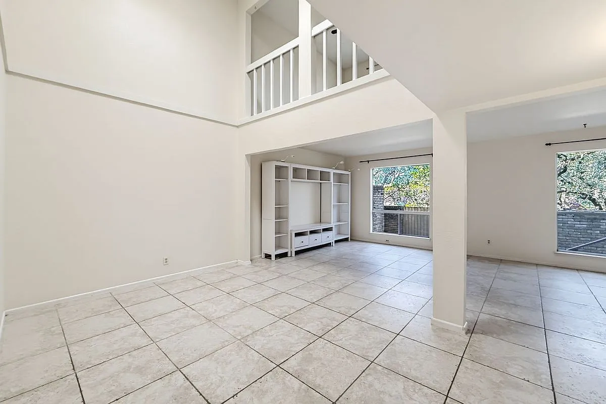 3 bed, 2.5 bath, 1996 sqft, $2,200 — Photo 3