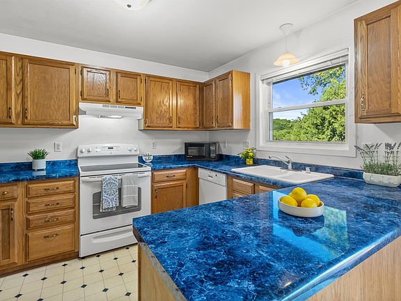 2nd image of 2318 Whitlock Rd