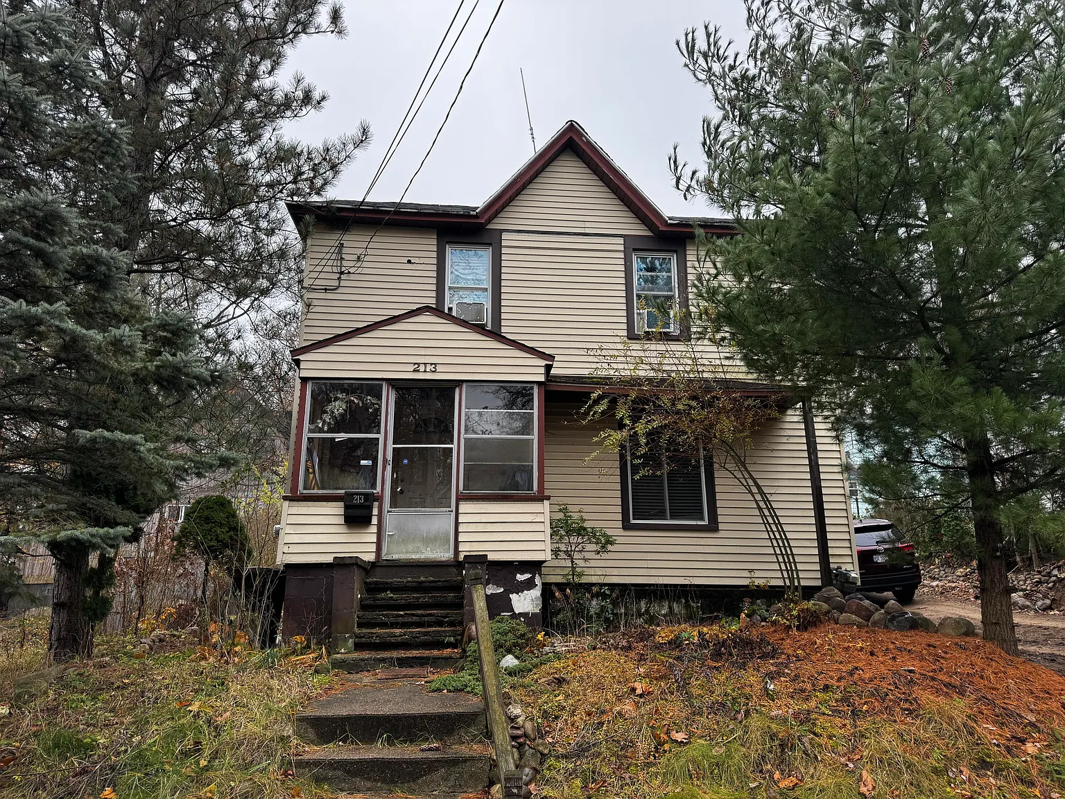 213 W Belmont St photo 1
