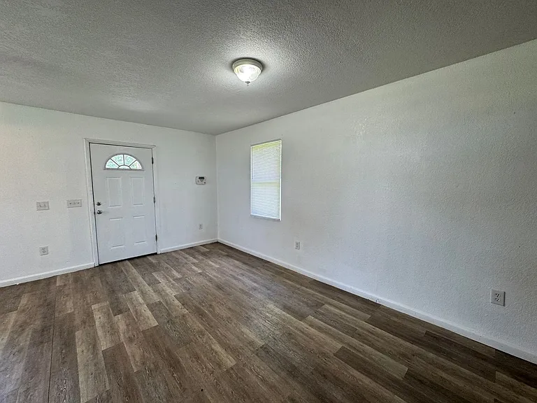 849 NE Maple Ln — Photo 3