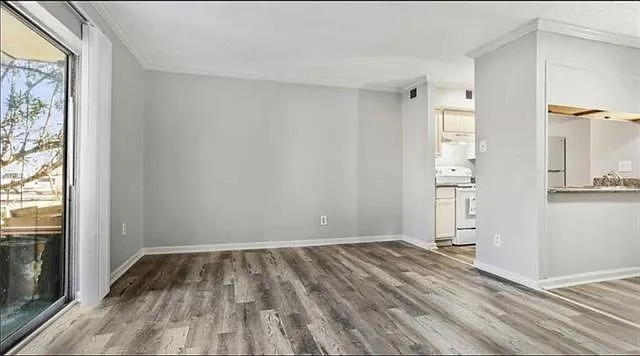 2 bed, 1.0 bath, 736 sqft, $1,100 — Photo 3
