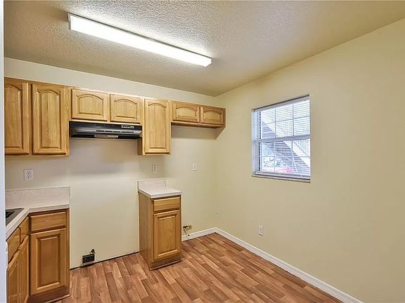 5th image of 415 NE 28th Ave #202