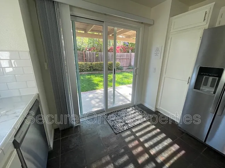 2324 Hampton Ave — Photo 10