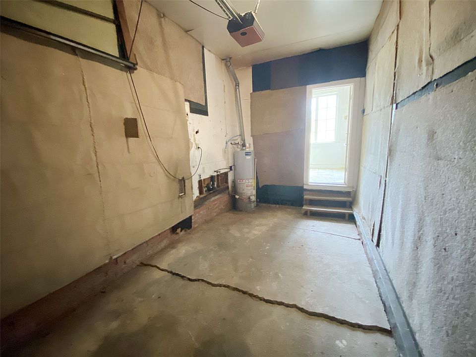 28th image of 107 E Herndon St