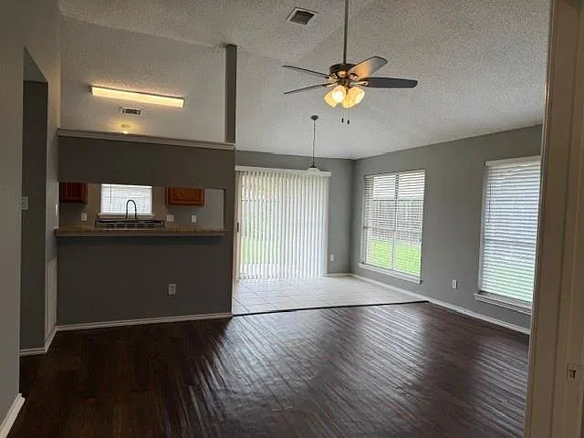 3 bed, 2.0 bath, 1096 sqft, $1,750 — Photo 2