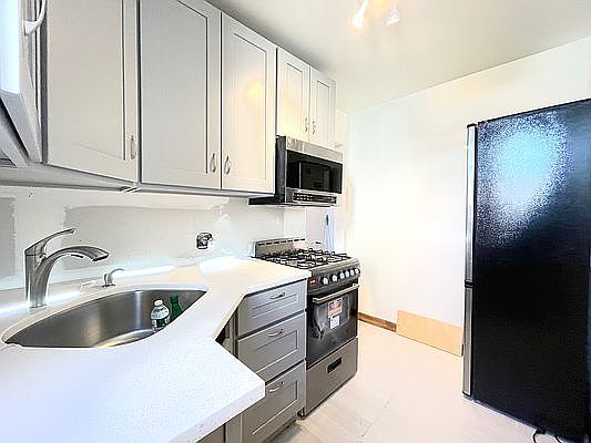 5th image of 692 Leonard St APT 3