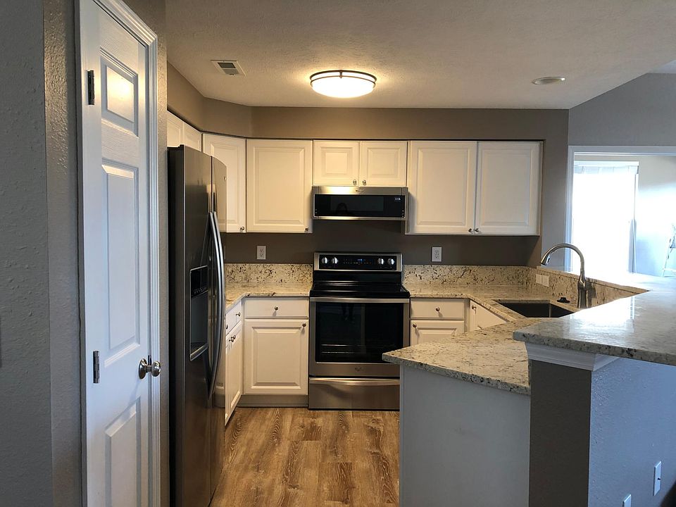 New stainless steel Whirlpool appliances and granite counter tops!