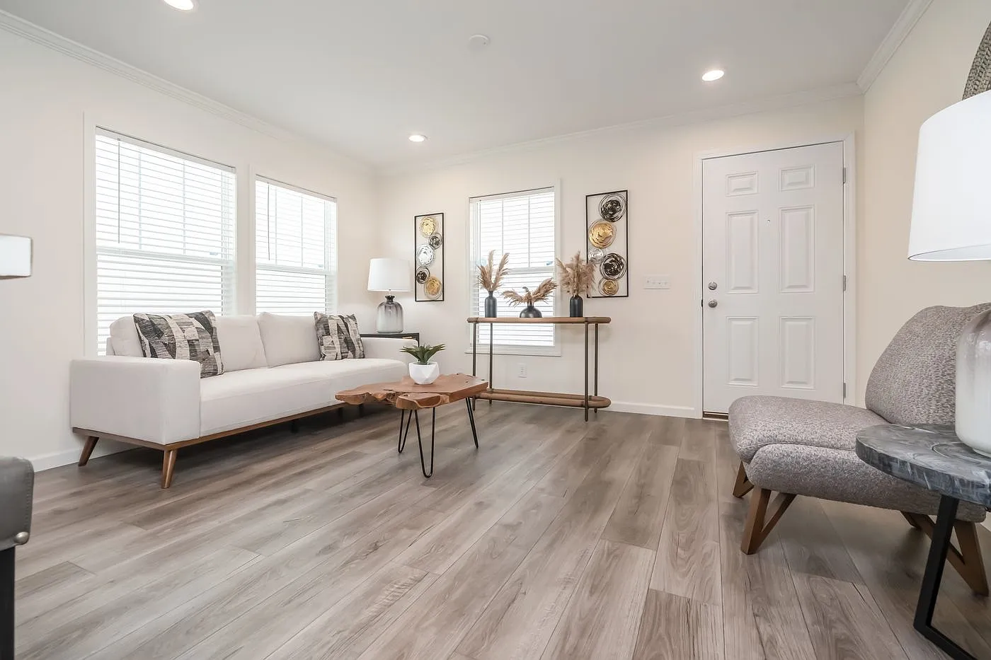 3 bed, 1000 sqft, $1,900 — Photo 3