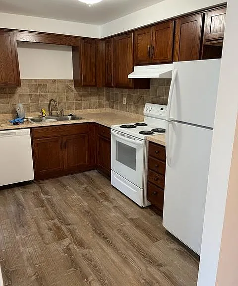 Meadowlawn Apartments — Photo 6