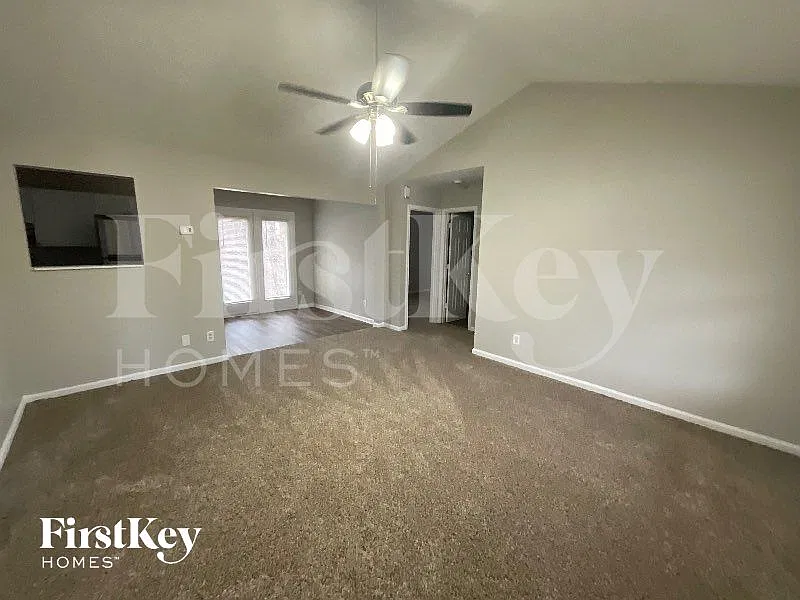 3 bed, 2.0 bath, 1025 sqft, $1,905 — Photo 2