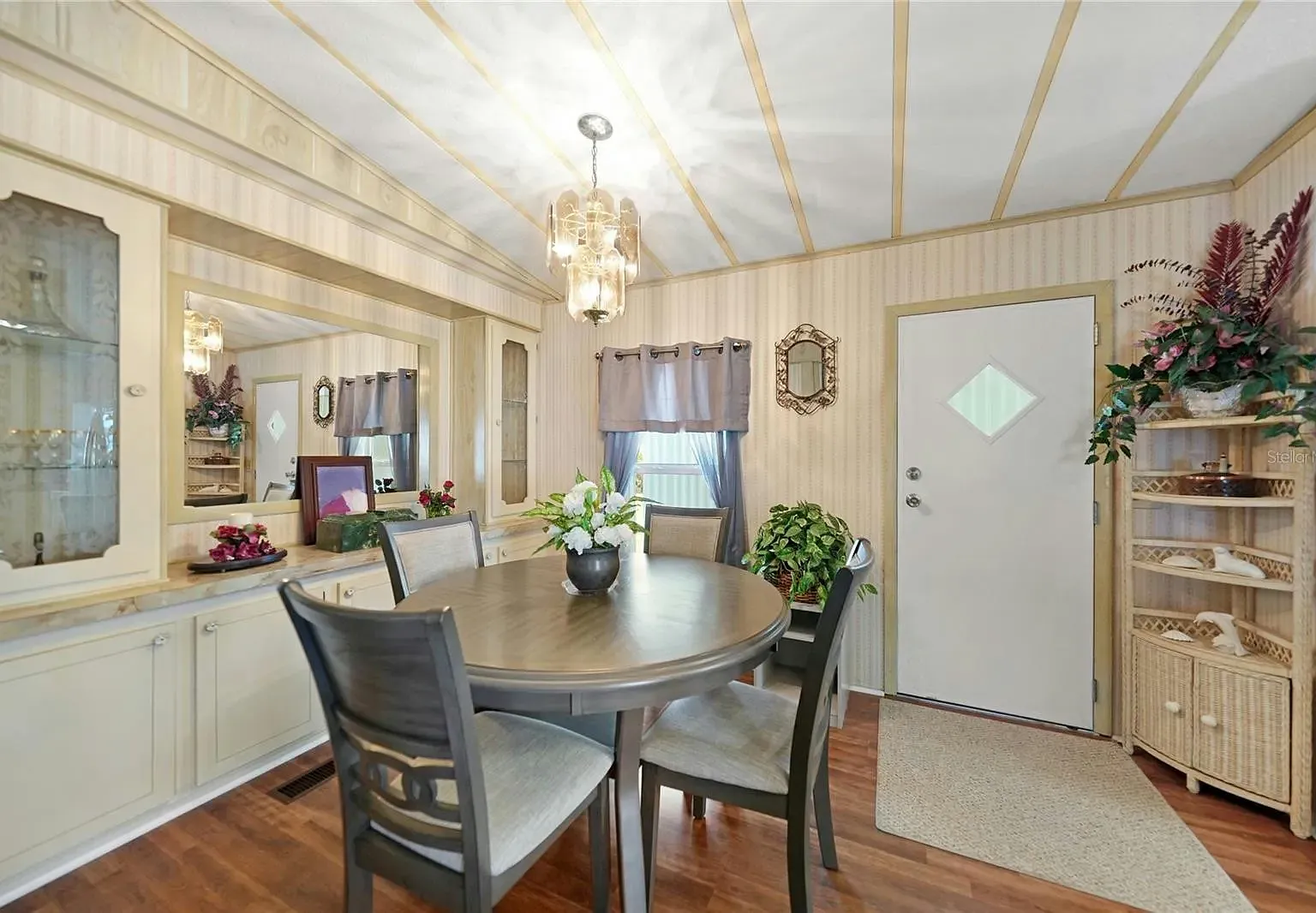 2 bed, 1040 sqft, $1,900 — Photo 2
