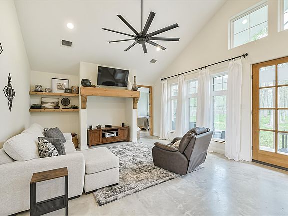 5th image of 118 Mapleleaf St