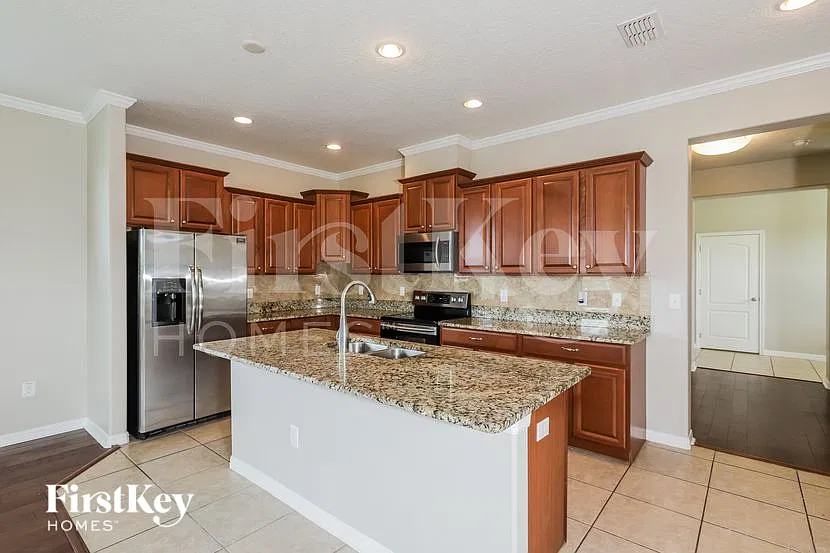 5 bed, 3.0 bath, 2580 sqft, $3,420 — Photo 4