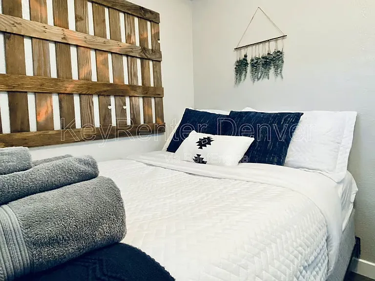 1452 N Ivy St — Photo 3