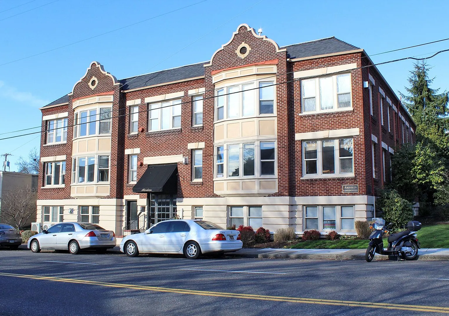 Beautifully Restored 2 Bedroom Vintage Condo on Close-In SE Hawthorne — Photo 1