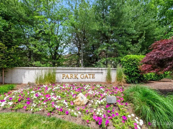 1 Carriage Pl, Edison, NJ 08820