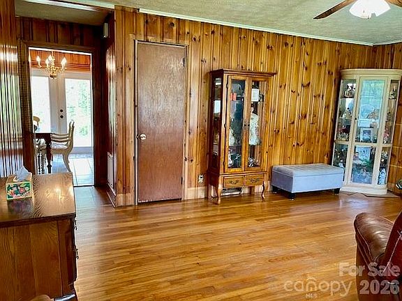 5th image of 3988 Greenwood Dr