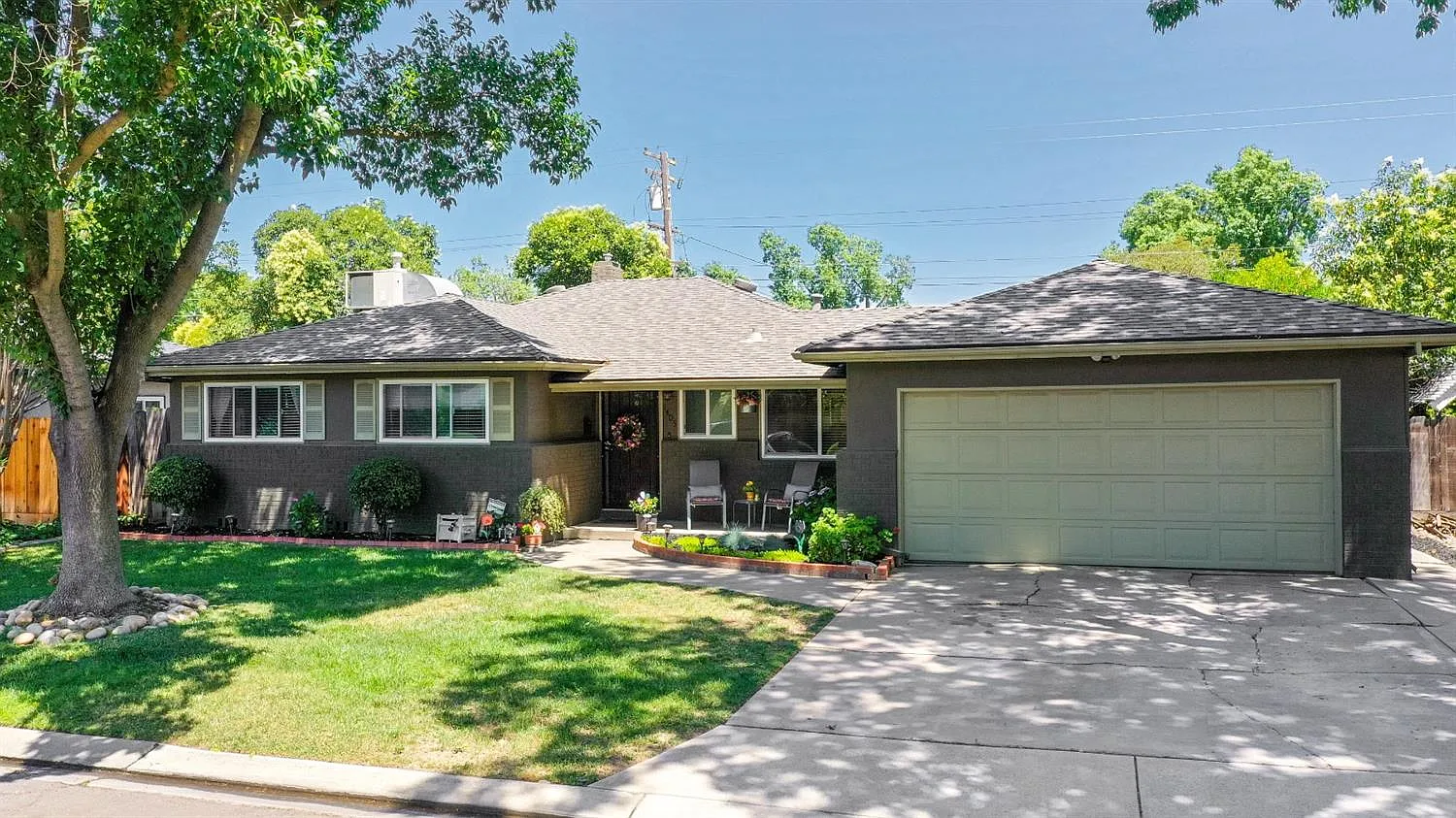 1405 Maplewood Dr photo 1