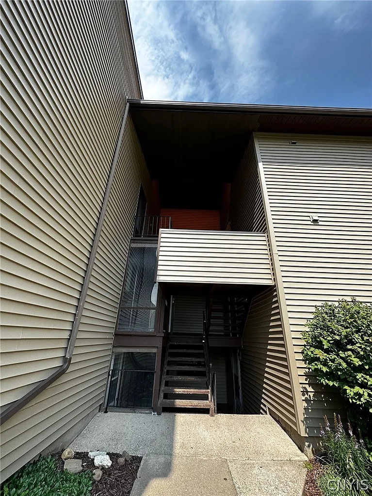 2 bed, 1.0 bath, 903 sqft, $1,575 — Photo 1