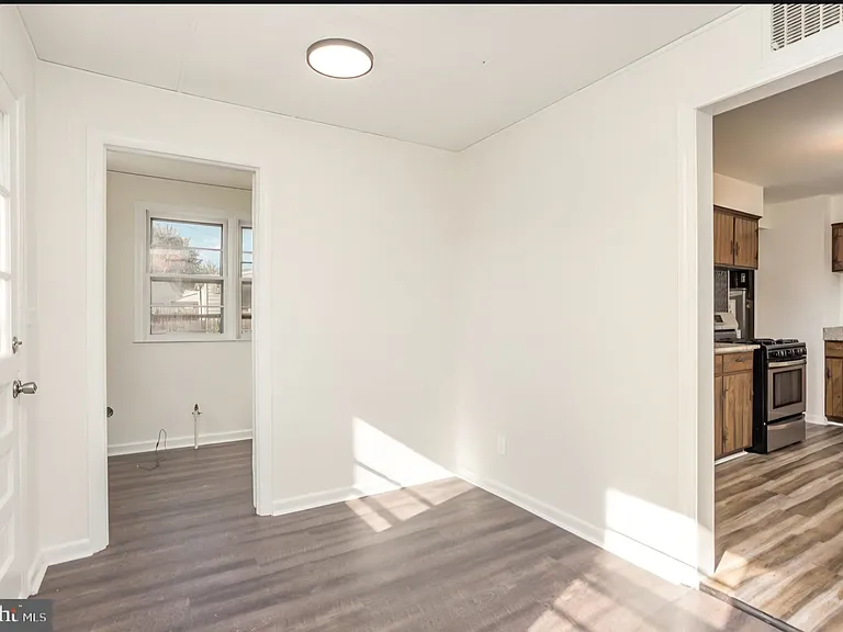 1239 Willow Rd — Photo 10